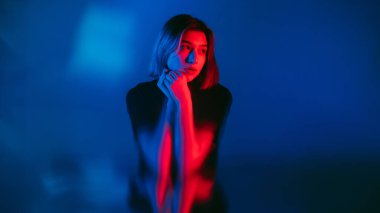 anksiyete krizi neon ışıklı pankart güvensiz kadın