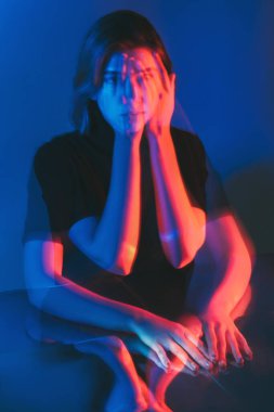 zihinsel kriz çifte maruz kalma depresif kadın neon