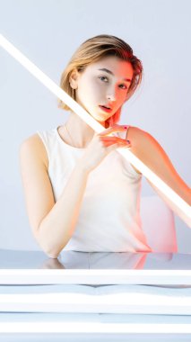 Hafif terapi yüzü mükemmel cilde sahip bir kadın.