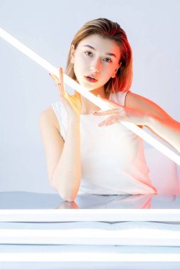 Fütürist güzellik, cilt bakımı, kusursuz yüz.