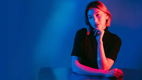 Nachdenkliche Frau Neonlicht-Banner melancholisch blau — Stockfoto