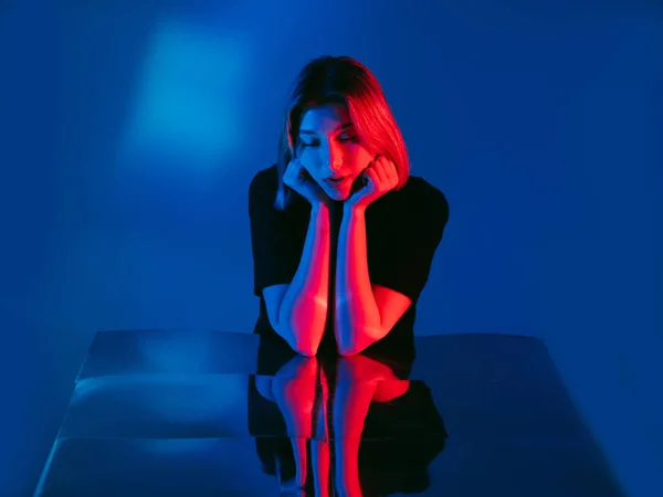 Traurige Frau Neonlicht Porträt Einsamkeit rosa blau — Stockfoto