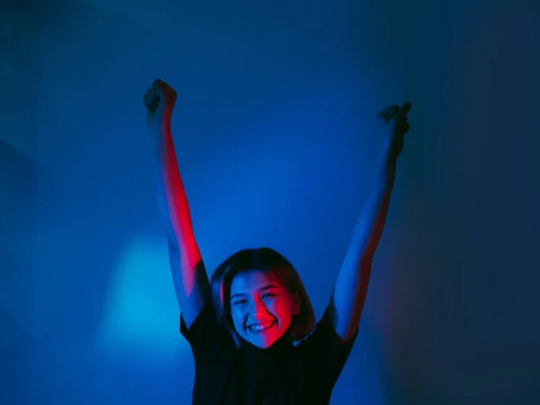 Glücklicher Sieger Neon Menschen aufgeregt Mädchen Sieg blau — Stockfoto