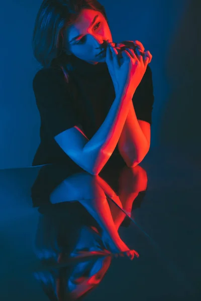 Depressionsstörung Neon Porträt traurige Frau dunkel — Stockfoto