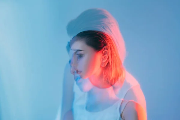 Doppelbelichtung Porträt empfindliche Frau Neon Gesicht — Stockfoto