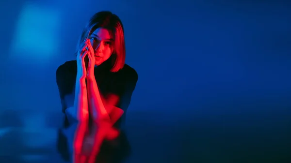 Neon porträtt färg ljus fana ledsen kvinna blå — Stockfoto