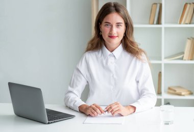 Ofis çalışanı zarif kadın güzel görünüyor.