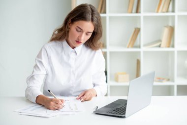 Ofis işleri zarif kadın günlük rutin işler.