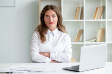 Problemli şüpheci kadının duygularını şaşkına çevirdiğini düşün.