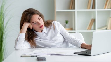 çevrimiçi konferans sıkıcı kadın ofis işi