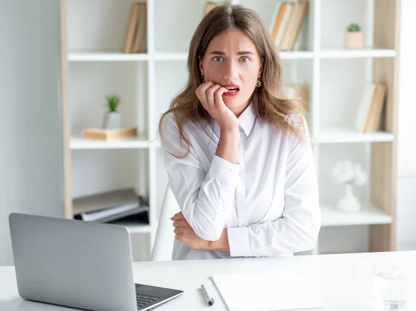 Miedo emoción preocupado mujer trabajo problema asustar — Foto de Stock