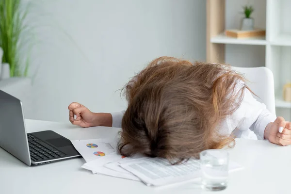 Wyczerpane biuro pracy kobieta niezainteresowane zadania — Zdjęcie stockowe