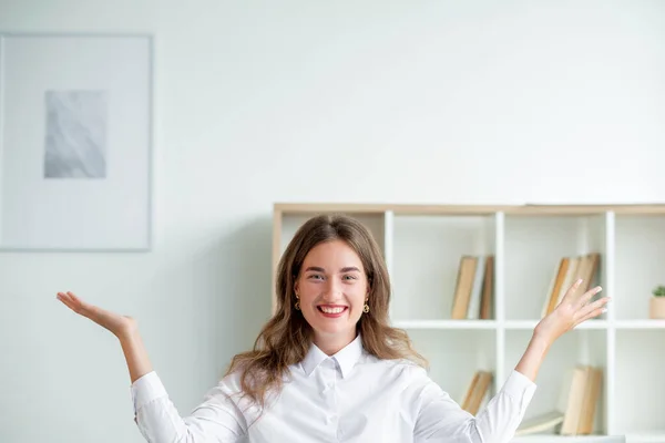 Terminar el trabajo feliz mujer disfrutando momento — Foto de Stock