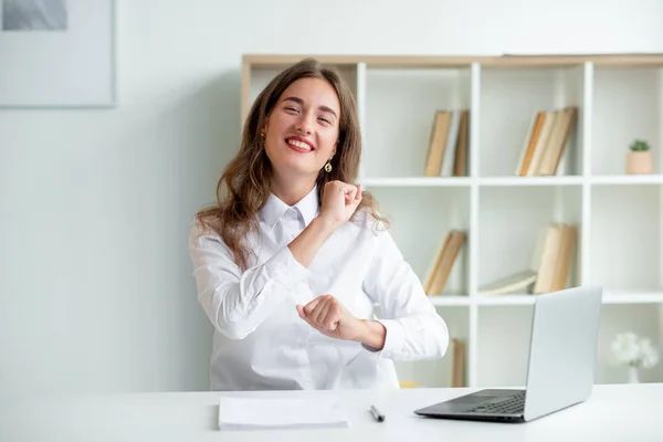 Disfrutando de trabajo excitado mujer éxito logro — Foto de Stock