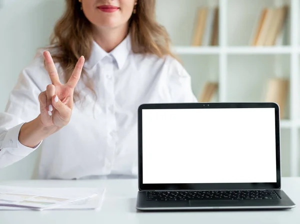 Dos dedos gesto oficina mujer educación en línea — Foto de Stock