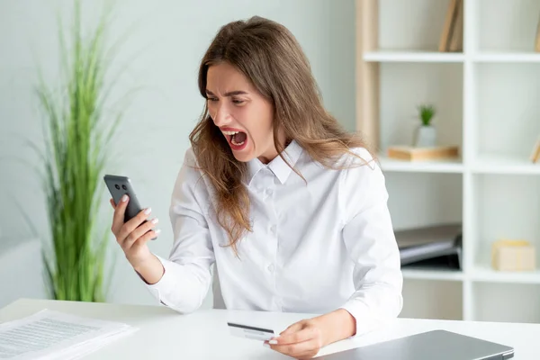 Problem płatności wściekła kobieta aplikacja mobilna — Zdjęcie stockowe