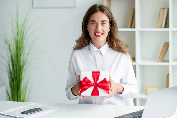 Saludo corporativo mujer emocionada inesperada — Foto de Stock