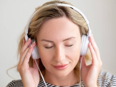 müzik gevşemesi ilham verici kadın stereo sesi
