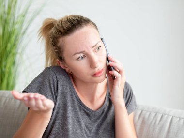 şaşkın kadın belirsiz durum mobil