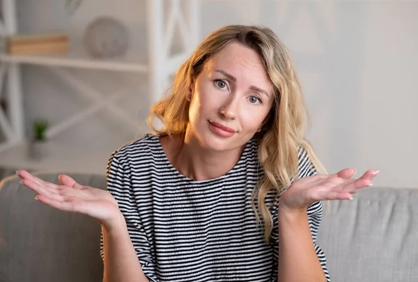 No hay idea mujer confundida situación incierta bastante — Foto de Stock