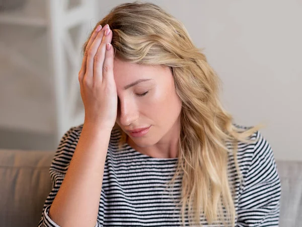 Fracasar depresión mujer desesperada dolor de cabeza sufren —  Fotos de Stock