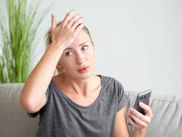 Hoofdpijn lijden uitgeput vrouw online ondersteuning — Stockfoto