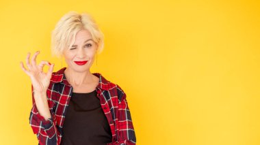 Olumlu cevap gülümseyen kadın Tamam güzel jest