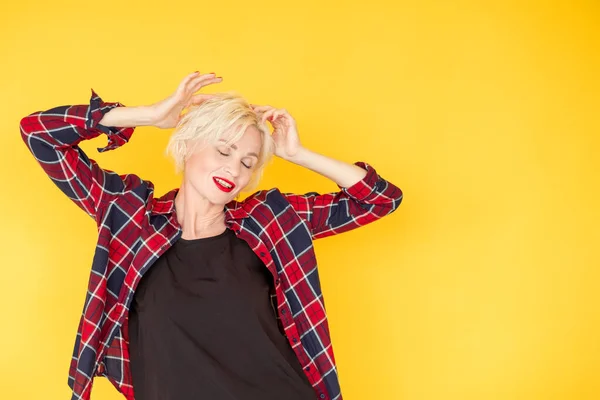 Baile festivo mujer feliz emocionante alegría inspirada — Foto de Stock