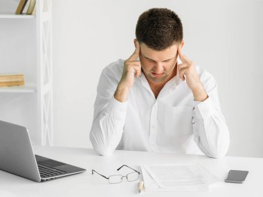 Baş ağrısı yorucu bir iş günü.