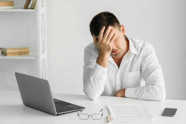 Online meeting frustrated man clueless information — Stock Photo, Image