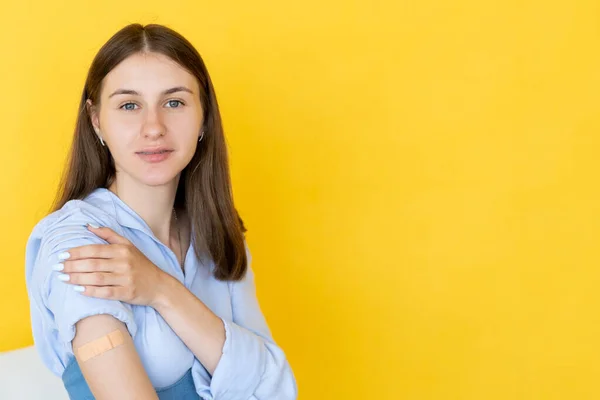 Protección covid feliz mujer vacunación progreso —  Fotos de Stock