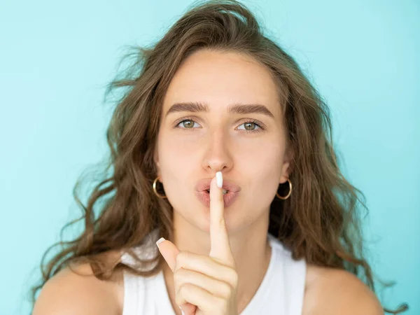 Cichy palec kobieta portret milczenie wyrażenie — Zdjęcie stockowe