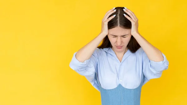 Situación de shock mujer desesperada dolor de cabeza sufren — Foto de Stock