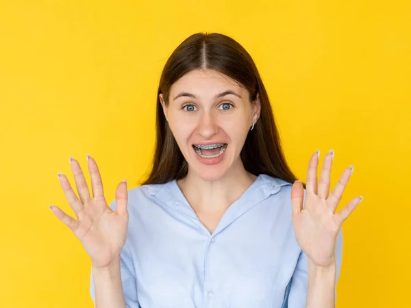 Miedo emoción gesto mujer asustar situación — Foto de Stock