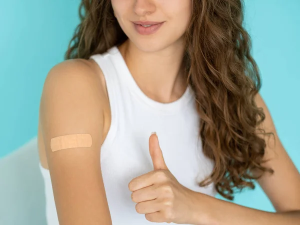 Apoyo a la vacunación paciente femenina como gesto —  Fotos de Stock