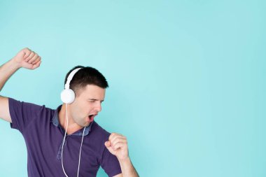 Harika ses heyecanlı adam müzik seti teknolojisi mutlu