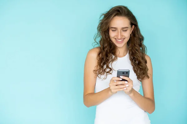 Comunicación móvil mujer feliz chat virtual —  Fotos de Stock