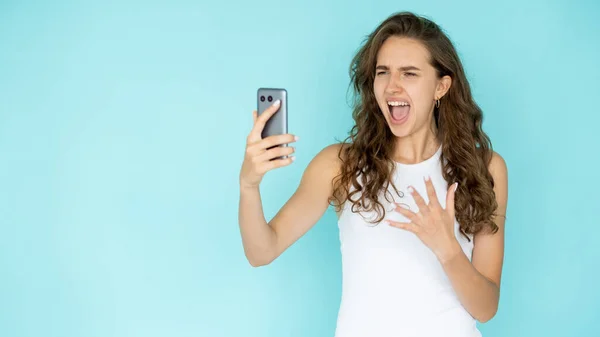 Mulher gritando conexão virtual emoção irritada — Fotografia de Stock