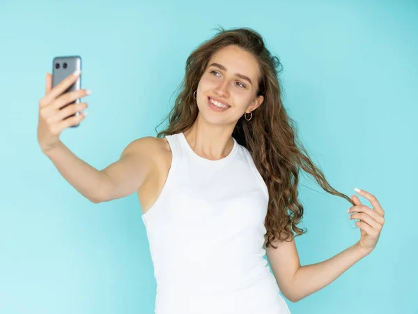 Belle selfie femme heureuse mode de vie virtuel jolie — Photo