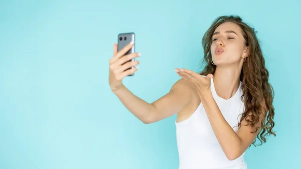 Móvil selfie romántica mujer enviando amor bastante —  Fotos de Stock