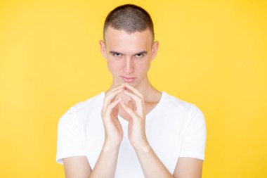 İğneleyici adam kötü niyetli komplocu.