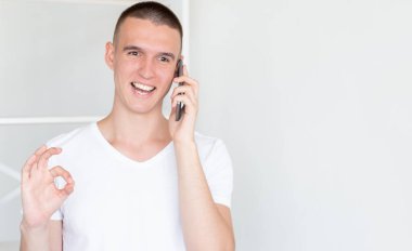 Tamam. Mutlu adam mobil iletişimi.