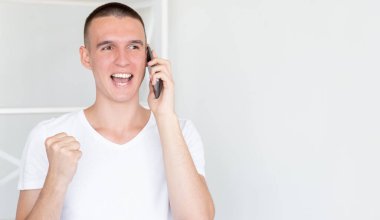 İyi anlaşma mutlu adam mobil iletişim heyecanlı