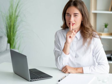 Sessiz iş sessiz kadın gizli bilgi güzel