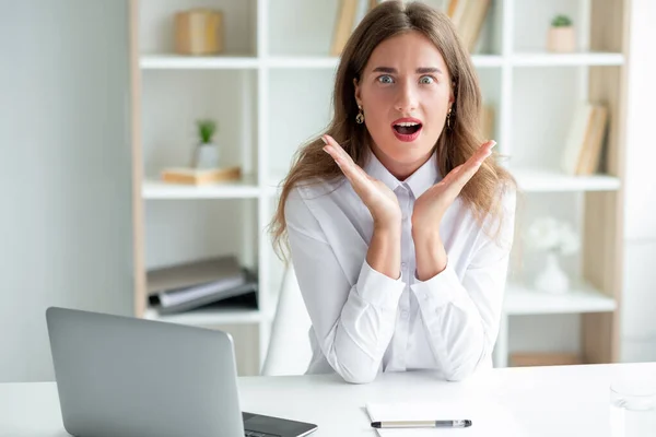 Notícias agradáveis excitado mulher trabalho de escritório surpreendido — Fotografia de Stock