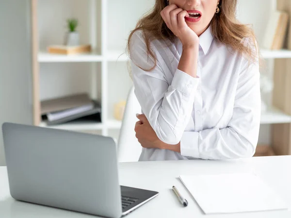 Zaniepokojony biuro kobieta praca trudności zła wiadomość — Zdjęcie stockowe