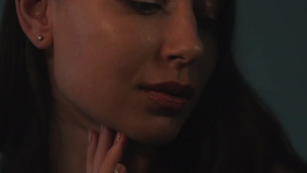 Mulher sensual beleza feminina dedos sombras de pele — Vídeo de Stock