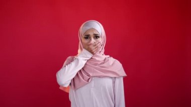 Şok, pişmanlık, üzüntü, üzgün kadın.