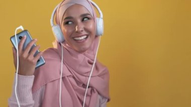 Müzik uygulaması. İlham veren mutlu kadın kulaklıkları.