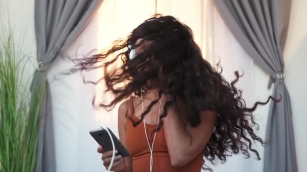 Música aplicación hogar divertido sonido energía chica en los auriculares — Vídeo de stock